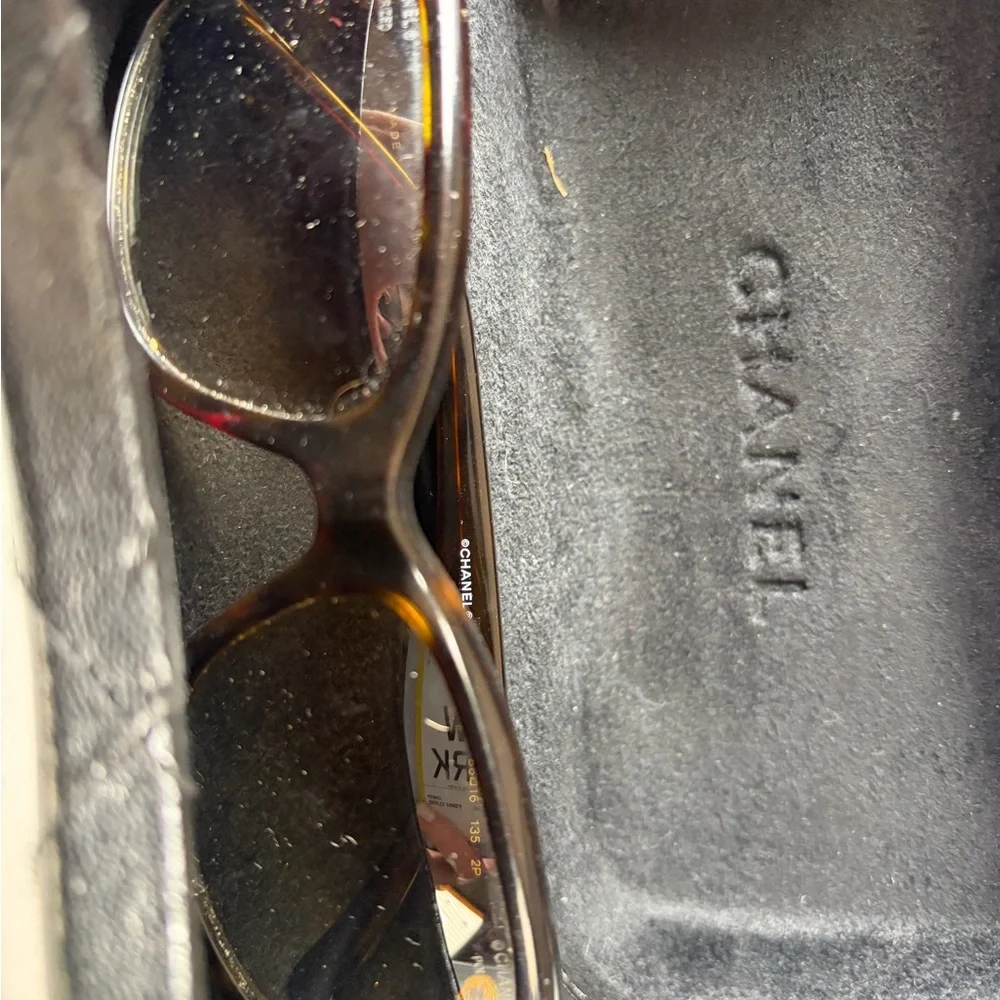 Vintage Chanel Women's Tortoiseshell Sunglasses with Gradient Brown Lenses - Picture 4 of 5